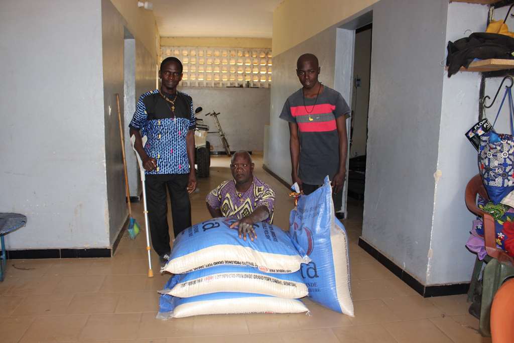 Don du riz handicapés